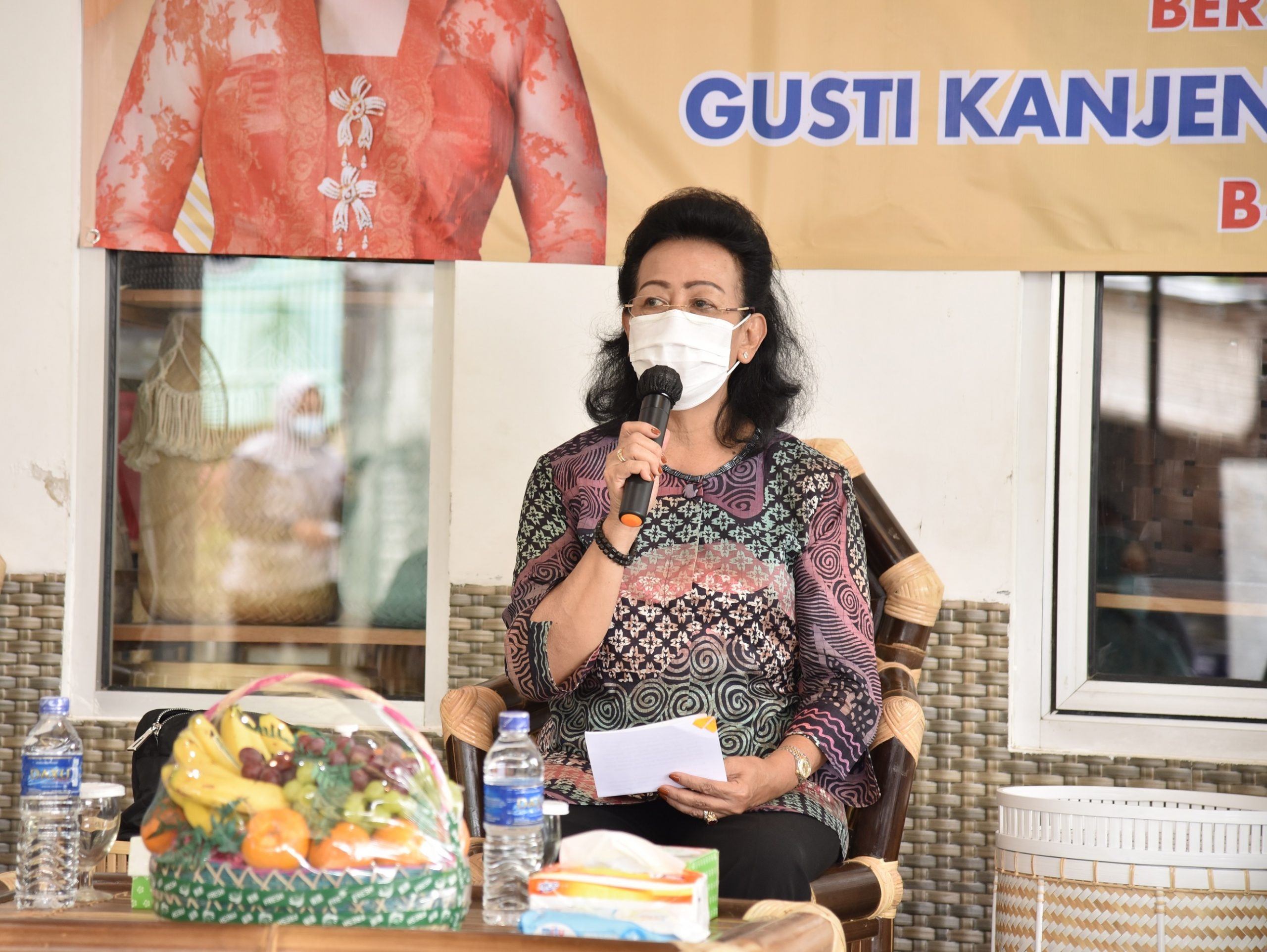 GKR Hemas Kunjungi Sentra Anyaman Bambu Malangan