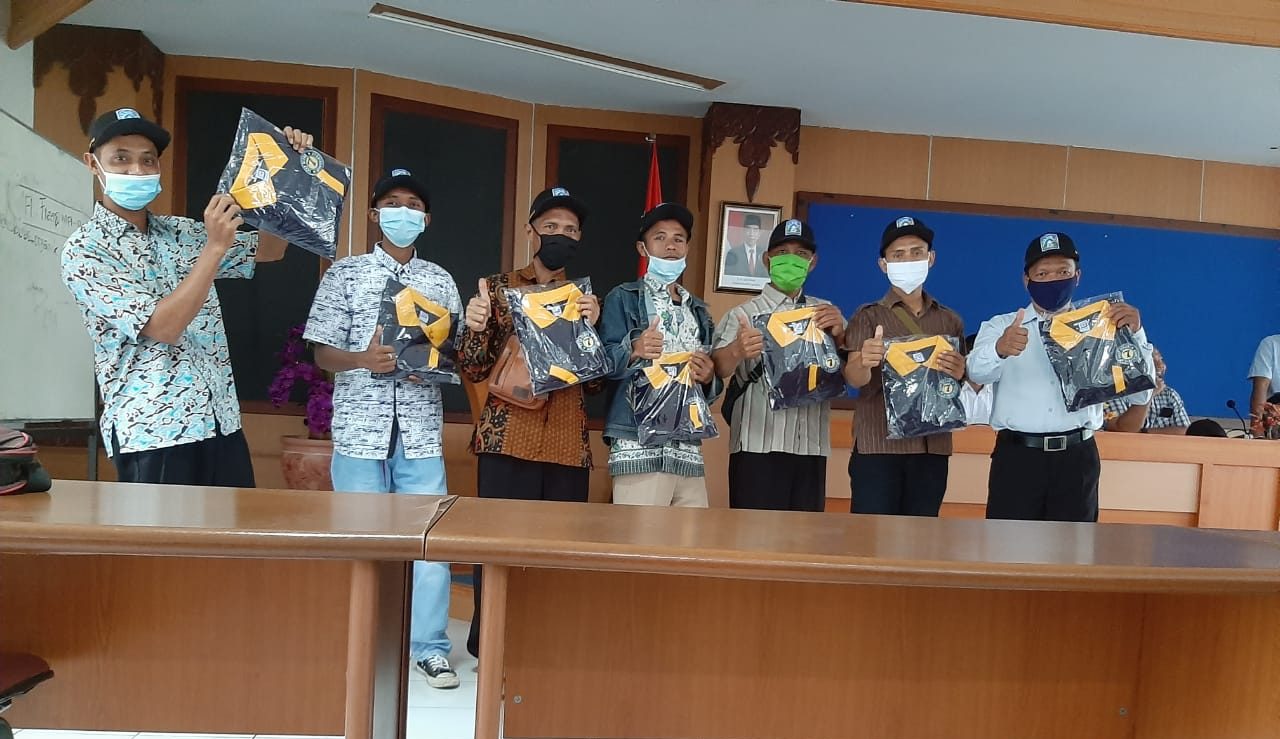 Tenaga Pengangkut Sampah Dapat Seragam Baru