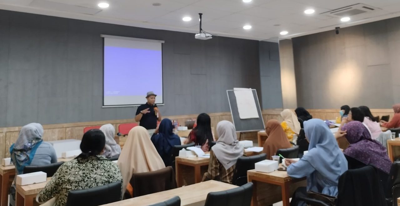 Pelatihan Komunikasi Efektif: Menyentuh Pikiran dan Hati Tim serta Pelanggan